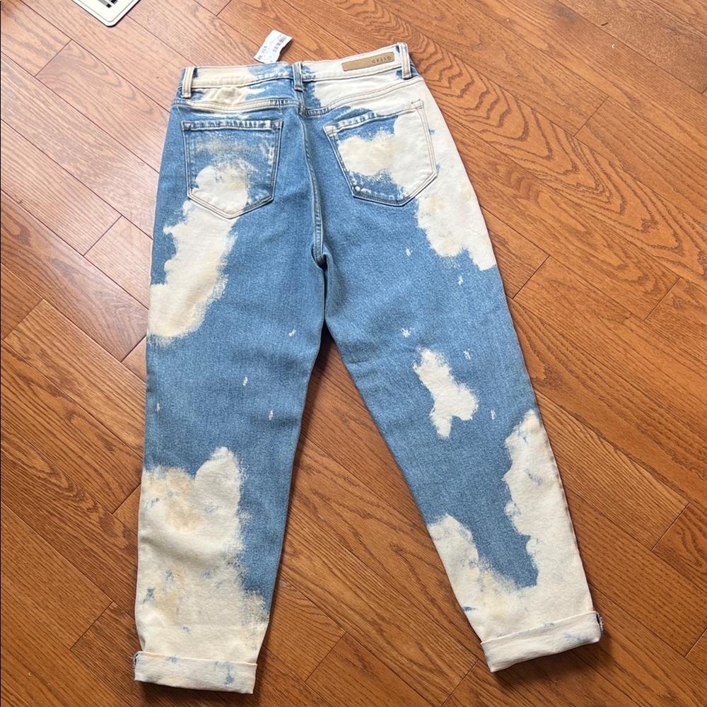 Distressed jeans - Picture 2 of 8